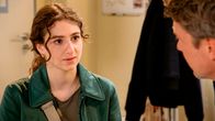 Rote Rosen – Leyla (Alinda Yamaci) informiert Klaas (Sebastian Deyle) sofort darüber, dass Valerie nicht nur mit ihm, sondern auch mit einem anderen Mann geschlafen hat.; ARD ROTE ROSEN FOLGE 4048 Uhr im ERSTEN. Leyla (Alinda Yamaci) informiert Klaas (Sebastian Deyle) sofort darüber, dass Valerie nicht nur mit ihm, sondern auch mit einem anderen Mann geschlafen hat.
