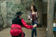 Weissensee – ARD WEISSENSEE, IV. Staffel (6 neue Folgen), Folge 23 "Geliehenes Glück" Uhr im Ersten. Peter Görlitz (Stephan Grossmann, l.) überrascht Nicole Henning (Claudia Mehnert, r.) mit Flugtickets nach Mallorca.