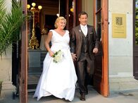 Heiratsschwindler küsst man nicht – Babette (Petra Kleinert) und Benedikt (Jan Sosniok) haben Hals über Kopf geheiratet.