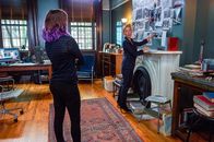 Elementary – Kitty Winte (Ophelia Lovibond, l.); Joan Watson (Lucy Liu, r.)