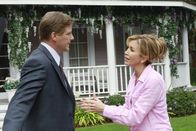 Desperate Housewives – Paul steht Susans Transplantation im Weg, während Tom (Doug Savant, l.) ein lukratives Jobangebot ausschlägt, was Lynette (Felicity Huffman, r.) auf die Palme bringt ...