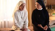 Um Himmels Willen – Schwester Hanna (Janina Hartwig, r.) sucht bei Schwester Felicitas (Karin Gregorek, l.) Rat wegen der kranken Frau Stüberl.
