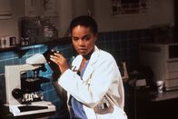 Diagnose: Mord – Amanda (Victoria Rowell) untersucht im pathologischen Labor einige Gewebeproben, um dem Mörder auf die Schliche zu kommen.