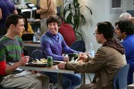 The Big Bang Theory – Gute Freunde: Leonard (Johnny Galecki, 2.v.r.), Sheldon (Jim Parsons, l.), Rajesh (Kunal Nayyar, r.) und Howard (Simon Helberg, 2.v.l.) ...