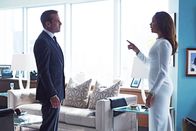 Suits – Im Fall von Mikes Anklage wegen Betrugs geht es auch darum, Schaden von der Kanzlei abzuwenden. Jessica (Gina Torres) und Harvey (Gabriel Macht) beraten über das beste Vorgehen.