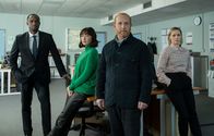 The Chelsea Detective – Von links: DC Connor Pollock (Peter Bankolé), DS Layla Walsh (Vanessa Emme), DI Max Arnold (Adrian Scarborough) und DC Jess Lombard (Lucy Phelps): Das Team muss einen mysteriösen Todesfall in einer luxuriösen Wohnanlage für Senioren aufklären.