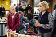 Mom – Christy (Anna Faris, l.); Marjorie (Mimi Kennedy, r.)
