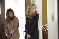 Navy CIS – Als Quinn (Jennifer Esposito, l.) und Bishop (Emily Wickersham, r.) im Haus der gekidnappten Kelly nach ihrem Ehemann suchen, erleben sie eine böse Überraschung ...