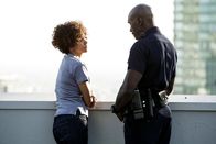 The Call - Leg nicht auf! – Jordan Turner (Halle Berry) und Officer Paul Phillips (Morris Chestnut) machen Pause auf dem Dach der Notrufzentrale.