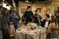 How I Met Your Mother – Hinter den Kulissen: Josh Radnor alias Ted (2.v.r.) und Ashley Williams alias Victoria (r.) bekommen die letzten Anweisungen ...