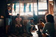 Retter der Meere: Tödliche Strandung – Morten Solheim (Erik Madsen, li.), Pit Wagner (Daniel Roesner, Mitte) und Manu Hauser (Haley Louise Jones) befragen den Fischer-Jungen Emmanuel (Enzo Vilmont). Cheyenne (Ornella Blanchet, 2. v. li.) hört zu.