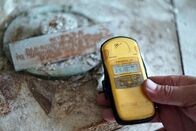 Lost Places - Geheime Welten – Auf dem Tresen des Krankenhauses von Prypjat liegt ein Stück der Ausrüstung eines Ersthelfers. Auch 34 Jahre nach der Katastrophe ist es noch hochradioaktiv.