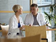 In aller Freundschaft – ARD/MDR IN ALLER FREUNDSCHAFT FOLGE 675, "Alles auf Anfang" Uhr im ERSTEN. Dr. Roland Heilmann (Thomas Rühmann) passt es gar nicht, dass seine Freundin und Kollegin Dr. Kathrin Globisch (Andrea Kathrin Loewig) ausgerechnet mit Alexander Weber zusammen ist. Kathrin weiß, dass die Situation für Roland nicht einfach ist, doch sie bittet ihn um Verständnis: Man kann sich nicht aussuchen, in wen man sich verliebt.