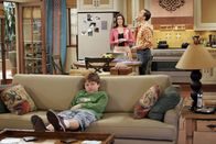 Two and a Half Men – Während Rose (Melanie Lynskey, M.) versucht, den Streit zwischen Charlie und Alan (Jon Cryer, r.) zu schlichten, versucht Jake (Angus T. Jones, l.) sich mit fernsehen etwas abzulenken ...