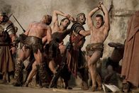 Spartacus – Treten zum Rachefeldzug gegen Batiatus an: Spartacus und seine Gladiatoren Crixus (Manu Bennett, 2.v.l.), Agron (Daniel Feuerriegel, r.) und Duro (Ande Cunningham, M.) ...