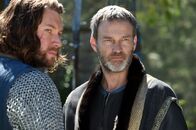 The Bastard Executioner – Wilkin Brattle (Lee Jones, l.); Milus Corbett (Stephen Moyer, r.)