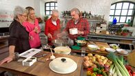 Kochen mit Martina und Moritz – Martina Meuth und Moritz Neuner-Duttenhofer (2.v.r.) feiern Weihnachten - und werden mit ausgesuchten, prominenten Gästen und Freunden überrascht, die in diesem Falle die beiden Kultköche des WDR Fernsehens mit feinen, kulinarischen Köstlichkeiten verwöhnen wollen. - Martina Meuth (l) und Moritz Neuner-Duttenhofer mit ihren Gästen Tamina Kallert (2.v.l.) und Dietmar Bär (r, "Tatort") - hier bei der Zubereitung von Champagner Kraut.
