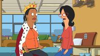 Bob's Burgers – Gelingt es der Sofa-Queen (l.) tatsächlich, Linda (r.) und die Familie davon zu überzeugen, eine neue Couch zu kaufen?