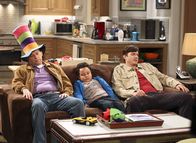 Two and a Half Men – Als Walden (Ashton Kutcher, r.) nicht mehr den Alleinunterhalter für seinen neuen Pflegesohn Louis (Edan Alexander, M.) spielen möchte, schlägt Alan (Jon Cryer, l.) vor, Spielkameraden für ihn zu suchen. Doch ist das wirklich eine gute Idee?