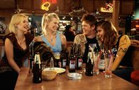 Tatsächlich ... Liebe – Der Botenjunge Colin (Kris Marshall) hat die Nase voll von englischen Frauen und versucht sein Glück in Amerika. In Milwaukee lernt er in einer Bar Carol-Anne (Elisha Cuthbert, l.), Jeannie (January Jones) und Stacey (Ivana Milicevic, r.) kennen, die von seinem britischen Akzent begeistert sind.