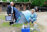 Rote Rosen – ARD ROTE ROSEN FOLGE 1779 Uhr im ERSTEN. Inges (Peggy Lukac, r.) Idee, Udo (Klaus Mikoleit, l.) den Eichenhof mit einer Campingnacht dort schmackhaft zu machen, geht erst mal nach hinten los.