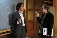 Numb3rs - Die Logik des Verbrechens – Besprechen die Gleichungen, die Charlie im aktuellen Fall herausgefunden hat: Charlie (David Krumholtz, l.) und Larry (Peter MacNicol, r.) ...