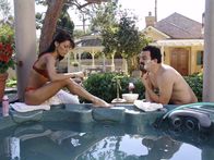 Desperate Housewives – Bei Gabrielle (Eva Longoria, l.) und Carlos (Ricardo Antonio Chavira, r.) staut sich das Abwasser durch ein gebrochenes Abflussrohr zurück und kommt in den Waschbecken hoch. Da sie kein Geld für neue Leitungen haben, müssen sie sich anders behelfen ...