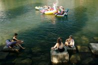 So weit so gut – Eine Familie kühlt sich während der Sommerhitze im See ab.
