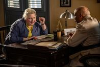 Death in Paradise – Die Krimiautorin Jennifer Langan (Siobhán McSweeney) interviewt den Polizeichef Selwyn Patterson (Don Warrington) für ihren True-Crime-Podcast über einen lange zurückliegenden, ungelösten Mordfall auf Saint Marie.