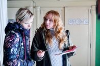 Schnee – Lucia (Brigitte Hobmeier, r.) zeigt Valentina (Marie-Luise Stockinger) die Zeichnungen von Alma.