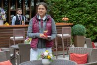 Sturm der Liebe – Maxi (Katharina Scheuba) will ihr schlechtes Gewissen ausblenden und glücklich sein.