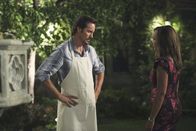 Desperate Housewives – Gaby setzt alle Hebel in Bewegung, damit sich Carlos besser fühlt, während Renee (Vanessa Williams, r.) alles versucht, um bei Ben (Charles Mesure, l.), dem neuen Nachbarn, zu landen ...