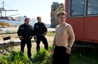 Großstadtrevier – Paul Dänning (Jens Münchow, l.) und Piet Wellbrook (Peter Fieseler, M.) statten dem ehemaligen Mitinhaber der Agentur Olaf Mallencke (Daniel Michel, r.) einen Besuch ab.