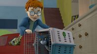 Feuerwehrmann Sam – Norman stört das Miauen der Katze beim Filmschauen. Er hofft, dass sie still ist, wenn er sie aus ihrem Käfig befreit.