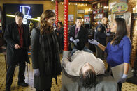 Castle – v.l.), Kevin Ryan (Seamus Dever, hinten M.) und Lanie Parish (Tamala Jones, r.) gehen der Sache auf den Grund.