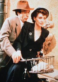 Das Leben ist schön – Der Buchhändler Guido Orefice (Roberto Benigni) hat sich in die schöne Dora (Nicoletta Braschi) verliebt.