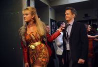 How I Met Your Mother – Der Saufzug hält was er verspricht: Barney (Neil Patrick Harris, r.) ...