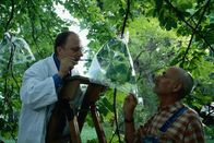 Löwenzahn Classics – Von Professor Arbor (Rüdiger Wandel, l.) erfährt Peter (Peter Lustig, r.) Einzelheiten über das Leben von Bäumen. Dabei lernt er, dass Bäume "atmen", "trinken" und Sauerstoff herstellen. Doch dies sind längst nicht alle Überraschungen, die auf Peter warten.