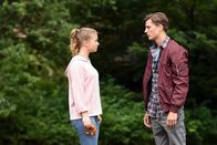 Frühling – Adrian (Kristo Ferkic) trifft unerwartet auf seine Ex-Freundin Lilly (Julia Beautx).