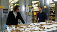 Terra X: Deutschland in ... – Der Archäologe Dr. Jörg Orschiedt (l.) zeigt Mirko Drotschmann (r.) untersuchte Schädel und Knochen aus den Schachtgruben des Heiligtums in Pömmelte.