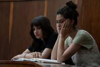 Bangla – Asia (Carlotta Antonelli, l.) ist deprimiert und kann sich gar nicht auf die Vorlesung konzentrieren. Ist ihre Liebesbeziehung nach dem heftigen Streit doch noch zu retten? Freundin Fede (Martina Gatti, r.) mochte ihren Freund sowieso nicht.
