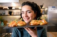 Zu Tisch mit Lucie - Kitchen Hacks – Der würzige Geschmack der Kräuter verleiht dem zarten Fisch eine unvergleichliche Tiefe – fast wie ein Sommerurlaub am Mittelmeer.