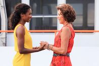 Death in Paradise – Camille (Sara Martins, l.) muss Catherine (Élizabeth Bourgine, r.) ihre Entscheidung mitteilen. Die ehrgeizige Camille hat ein Jobangebot bekommen, das ihre ganze Zukunft auf den Kopf stellt.