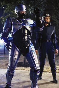 RoboCop 2 – Während Robocop (Peter Weller) zusammen mit seiner Kollegin Officer Anne Lewis (Nancy Allen) quasi im Alleingang gegen einen Drogenring, der die synthetische Droge Nuke vertreibt, vorgeht, versuchen die Verantwortlichen von OCP, einen RoboCop 2.0 zu installieren.