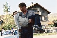 The Mechanik – Für Nick (Dolph Lundgren, r.) bricht eine Welt zusammen, als Sasha Popov seinen Sohn (Naum Shopov, l.) und seine Frau umbringt ...