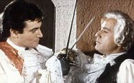 Scaramouche - Der Rächer mit dem Degen – Marquis de la Tour (Alberto de Mendoza, r.) gibt sich als Sohn des Herzogs de Froissard aus und will deshalb den echten Sohn, nämlich Scaramouche (Gérard Barray), töten.