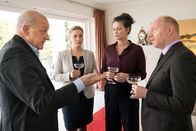 Wilsberg – Georg Wilsberg (Leonard Lansink, l.) klärt Vermögensberater Uli Pape (Simon Schwarz, r.,) über die Zukunftspläne von Sigrun Moorkamp (Anna König, 2.v.l.) und der Witwe Wolff (Sabine Vitua, 2.v.r.) auf.