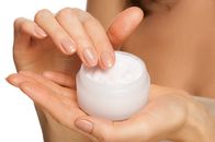 MIRI - proud to be – Nahaufnahme von schönen weiblichen Händen beim Auftragen von Handcreme