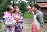 Nordisch herb – Schlachtfest auf dem Biohof Meede: Bauer Meede (Josef Heynert, r.) jagt seine Schwägerin Melanie Meede (Marie Rönnebeck, M.) und ihren Lover Hinrichs (Thomas Kügel, l.) vom Hof.