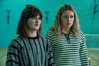 Extraordinary – Rebecca (Ella Bruccoleri, l.) setzt ihre Superkraft ein, um mit Carrie (Sofia Oxenham, r.) in die Vergangenheit zu reisen. Dort wird sie mit einer schmerzhaften Wahrheit konfrontiert, die ihre Sicht auf die Vergangenheit und auf Jen für immer verändern könnte.